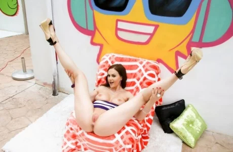 Британка Тина Кей показывает свои сиськи и попку во время сольного выступления - Tina Kay