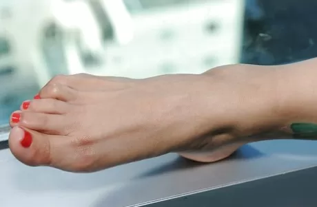 Потрясающая азиатская красотка демонстрирует свои соблазнительные изгибы и сладкие ножки 16