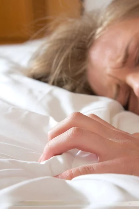 Невероятно грудастая Ванея Эйч теребит пальцами бритую пизду, стоя голышом на коленях - Viola Bailey