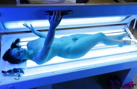 Латиноамериканка Вайолет Старр делает селфи обнаженной в солярии - Violet Starr