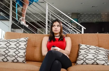 Латиноамериканские порнозвезды Мисси Мартинес и Вайолет Старр раздеваются перед сексом втроем - Danny D