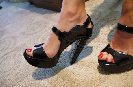 Возбужденная зрелая леди на высоких каблуках, жена выставляет напоказ свои сиськи и сексуальную попку - Wifey