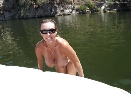 Соблазнительная милфа в белом бикини с женушкой развлекаются на открытом воздухе - Wifey