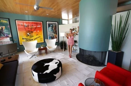 Пышногрудая белокурая домохозяйка Сандра Оттерсон расхаживает в нижнем белье и на высоких каблуках - Sandra Otterson