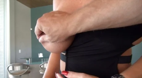 Длинноногая зрелая блондинка в сексуальном крошечном платье, обнажающем ее большие сиськи - Wifey